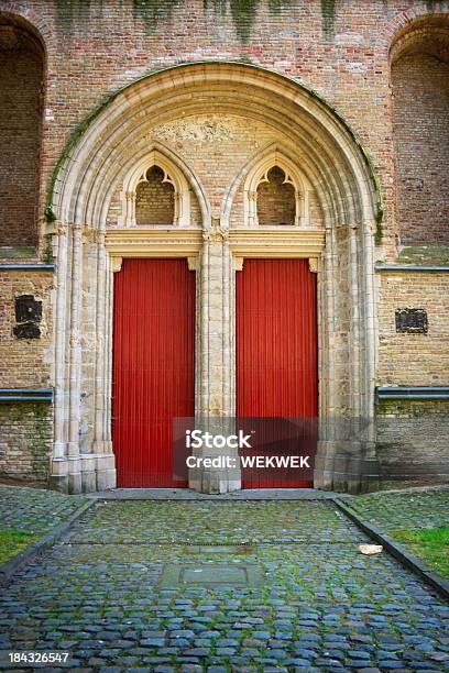 教会の出入り口と石畳の通りブルージュベルギー - シンプルのストックフォトや画像を多数ご用意 - シンプル, ドア, フランダース