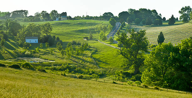 paisaje de primavera de tranquilos campos labrados verde - york pennsylvania fotografías e imágenes de stock