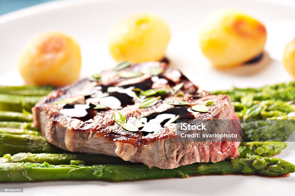 Filé de carne bovina com aspargos e batatas - Foto de stock de Alimentação Saudável royalty-free