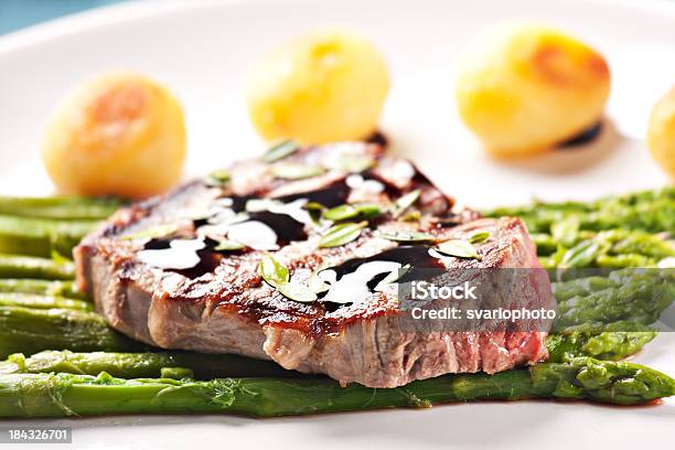 Foto de Filé De Carne Bovina Com Aspargos E Batatas e mais fotos de stock de Alimentação Saudável - Alimentação Saudável, Almoço, Aspargo