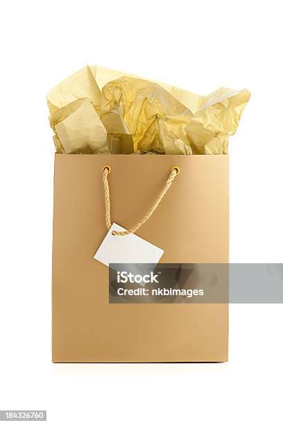 Foto de Gold Bolsa De Presente Em Branco Com Lenços De Papel E Giftcard e mais fotos de stock de Bolsa de Presente