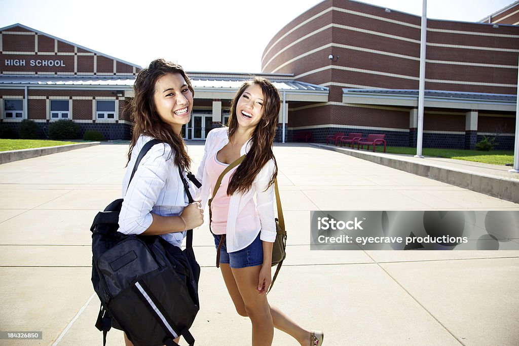 Asiatique femme adolescents dans le lycée entrée - Photo de Adolescent libre de droits