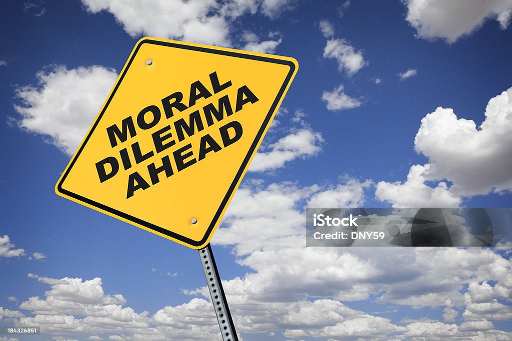 Dilemne Moral route signe dans le ciel de nuage de - Photo de Indécision libre de droits