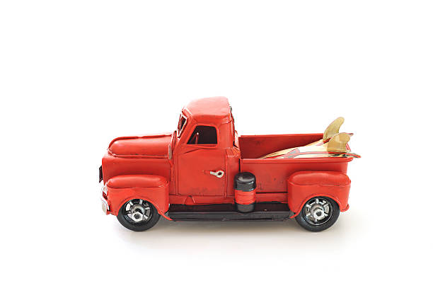 brinquedo caminhão vermelho - pick up truck truck toy figurine - fotografias e filmes do acervo