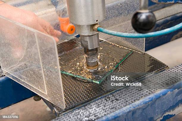 Glas Drilling Maschine In Aktion Stockfoto und mehr Bilder von Glas - Glas, Bohrer, Kommerzielle Herstellung