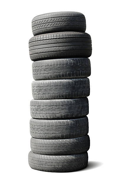 pila de utilizar tires aislado w/ruta - tire old rubber heap fotografías e imágenes de stock