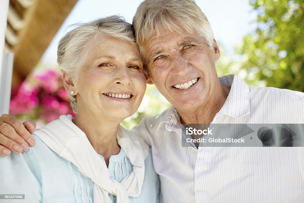 Hermosa Pareja mayor - Foto de stock de 60-69 años libre de derechos