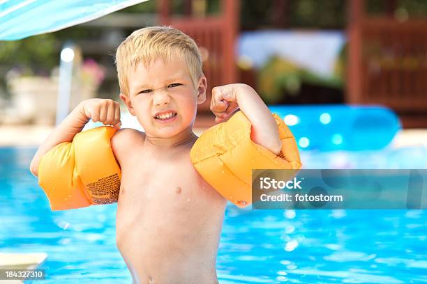 Estou Tão Forte - Fotografias de stock e mais imagens de Braçadeira - Insuflável - Braçadeira - Insuflável, Piscina, Criança