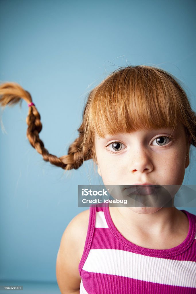 Red de Pêlo menina com tranças e estranho Olhe para cima - Foto de stock de Cabelo Ruivo royalty-free