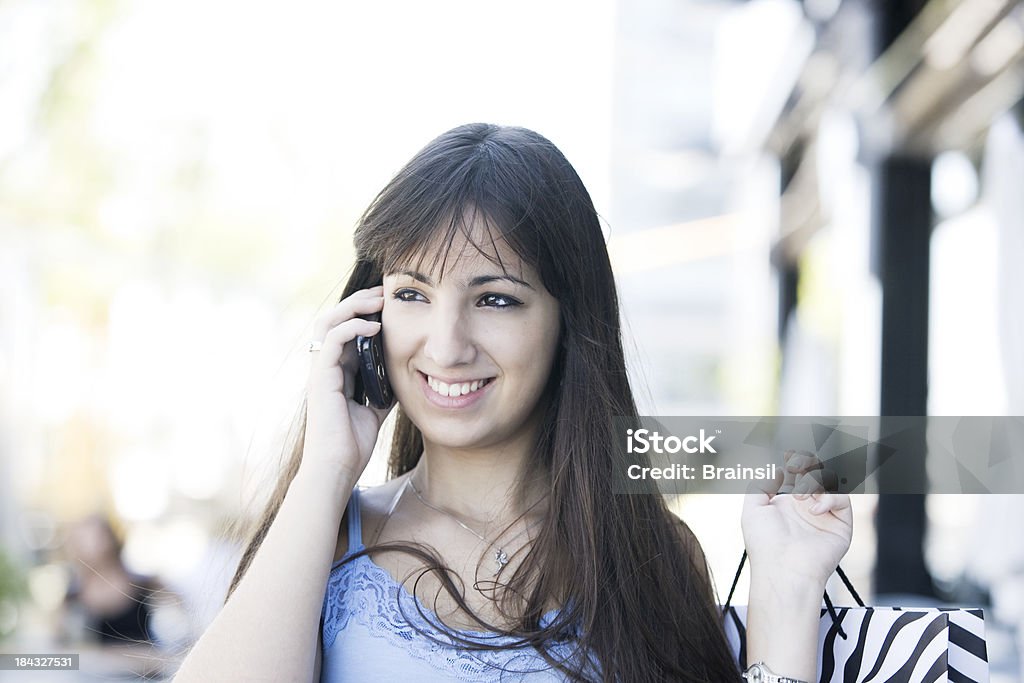 Mulher no telefone com bolsa de compras - Foto de stock de 14-15 Anos royalty-free