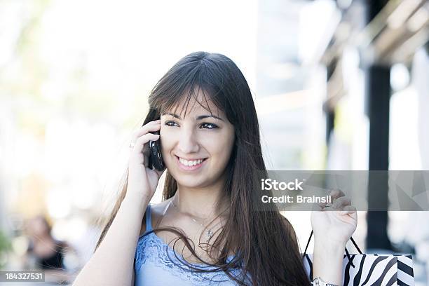 Foto de Mulher No Telefone Com Bolsa De Compras e mais fotos de stock de 14-15 Anos - 14-15 Anos, 20 Anos, Adolescente