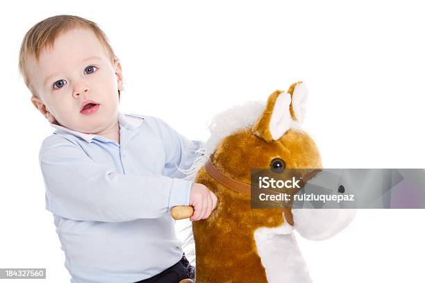 Bebé Jugando Con Hobbyhorse Encantadores Foto de stock y más banco de imágenes de Juguete - Juguete, Mecedora, Niño