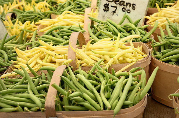 les zones verte et jaune beens à farmer s market - wax bean photos et images de collection