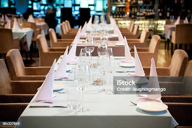 Restaurante Mesa De Comedor Foto de stock y más banco de imágenes de Banquete - Banquete, Cubierto completo, Vestirse formal