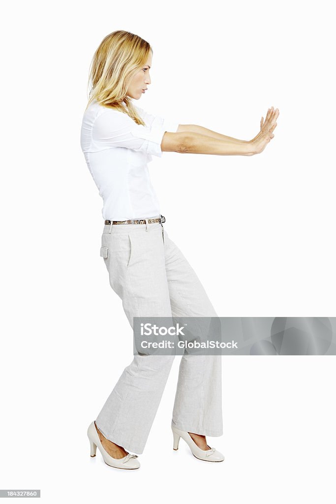 Женщина пытается push что-то - Стоковые фото Толкать роялти-фри