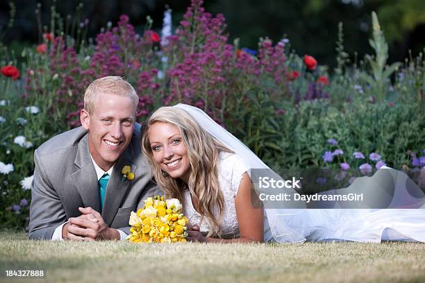 Porträt Brautpaar Im Freien Mit Blumen Garten Hintergrund Stockfoto und mehr Bilder von Anzug