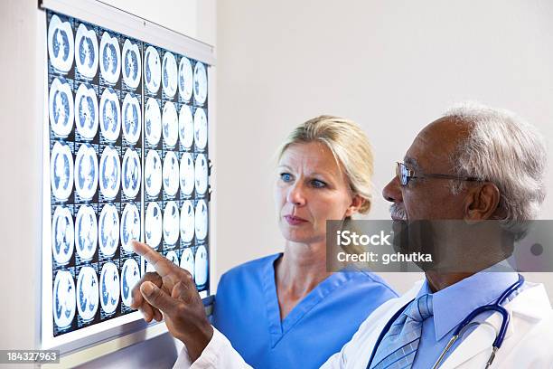 Foto de Médico E Enfermeira Examing Raiox e mais fotos de stock de Adulto - Adulto, Afro-americano, Analisar