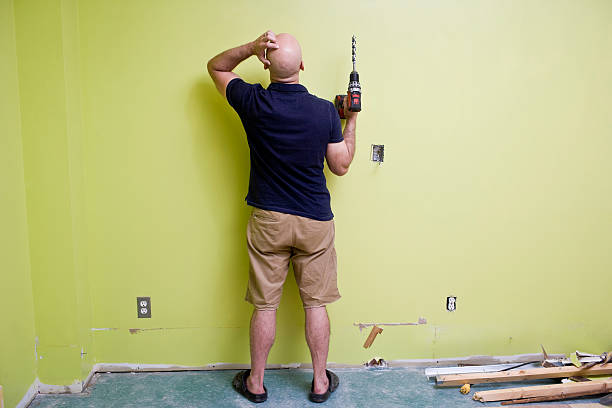 casa de hombre haciendo mejoras con un taladro de alimentación - home improvement drill men house fotografías e imágenes de stock