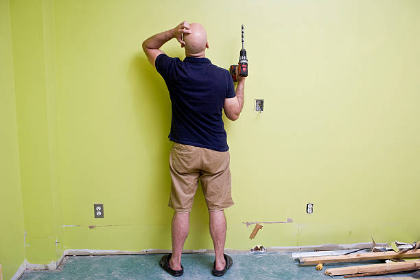 homem fazendo melhorias em casa com um treino de força - home improvement drill house repairing - fotografias e filmes do acervo