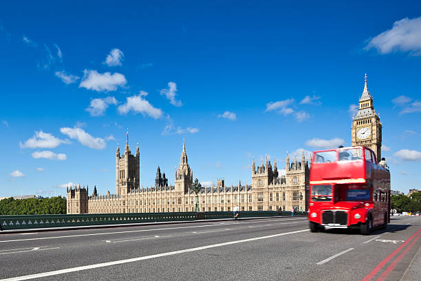 autocarro de dois andares vermelho em londres e o big ben - big ben london england uk double decker bus imagens e fotografias de stock