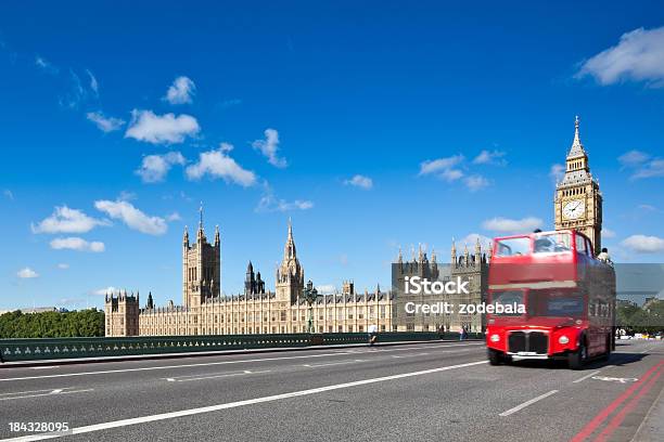 Foto de Ônibus De Dois Andares Vermelho Em Londres E O Big Ben e mais fotos de stock de Ônibus