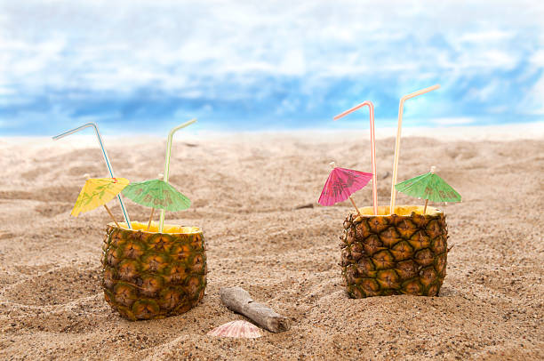 ananas due cocktail sulla spiaggia - umbrella two objects cocktail drink foto e immagini stock