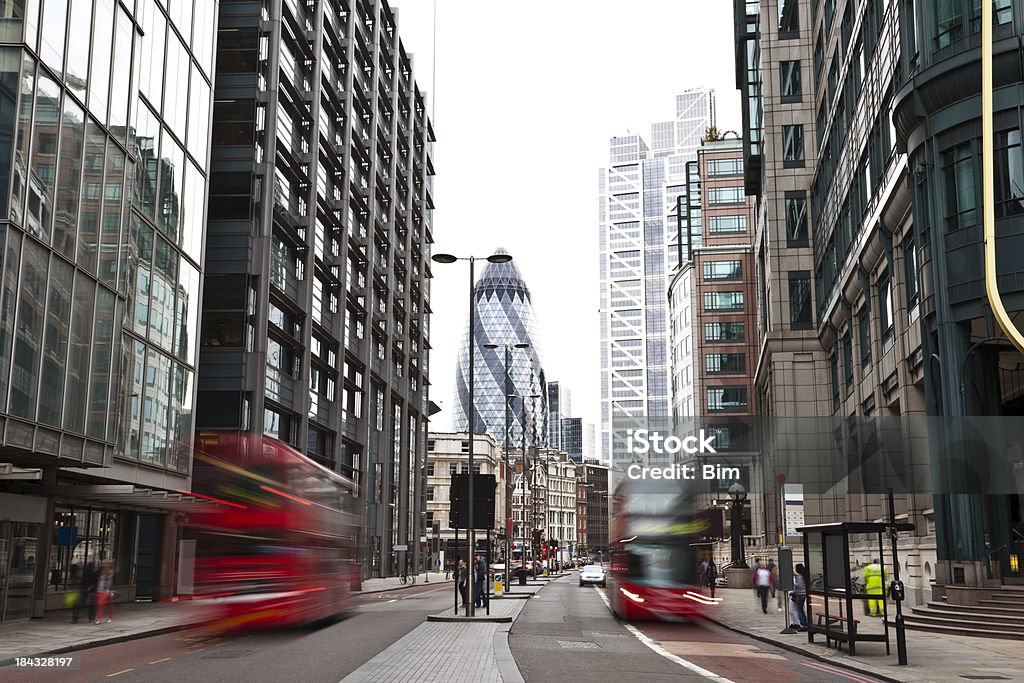London street et les bus à deux niveaux - Photo de Londres libre de droits