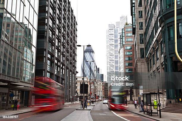 Photo libre de droit de London Street Et Les Bus À Deux Niveaux banque d'images et plus d'images libres de droit de Londres - Londres, Bishopsgate, Circulation routière