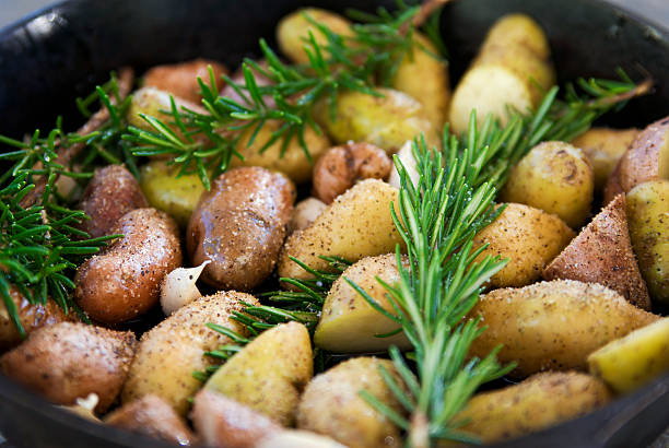 печёный картофель, чеснок & розмарин - fingerling стоковые фото и изображения