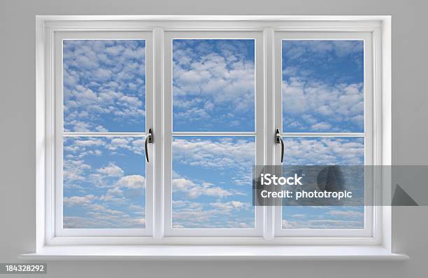 Bianco Finestra Con Cielo Blu E Ciuffi Di Nuvole - Fotografie stock e altre immagini di Finestra - Finestra, Grigio, Guardare fuori dalla finestra