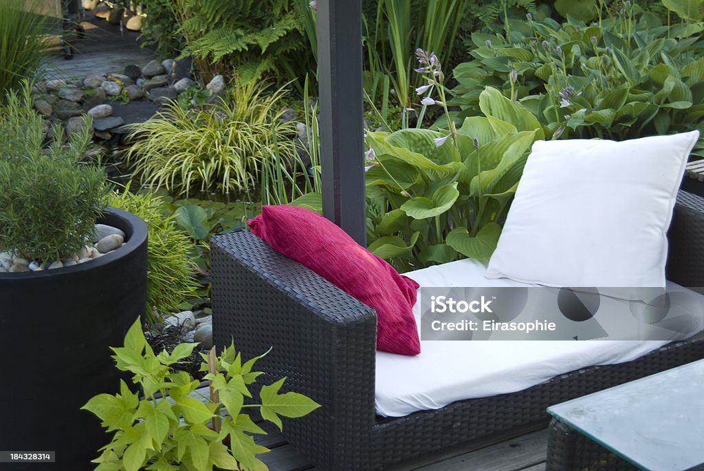 Patio con jardín al aire libre y sofá - Foto de stock de Bambú - Familia de la Hierba libre de derechos