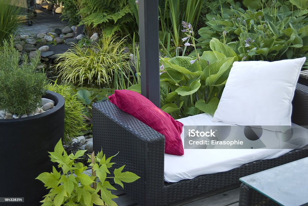 ガーデンパティオ－屋外のソファー - ギボウシのロイヤリティフリーストックフォト