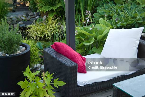 ガーデンパティオ屋外のソファー - ギボウシのストックフォトや画像を多数ご用意 - ギボウシ, コーヒーテーブル, シダ