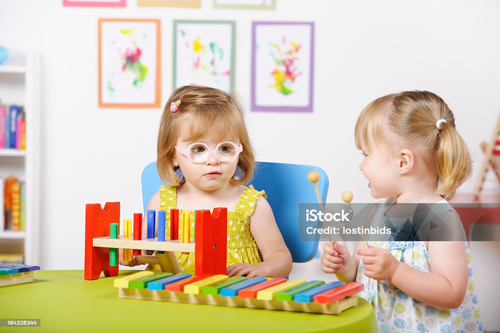 Kleinkinder – Mädchen-Gespräch während Spielen im Kinderzimmer Ambiente - Lizenzfrei Kind Stock-Foto
