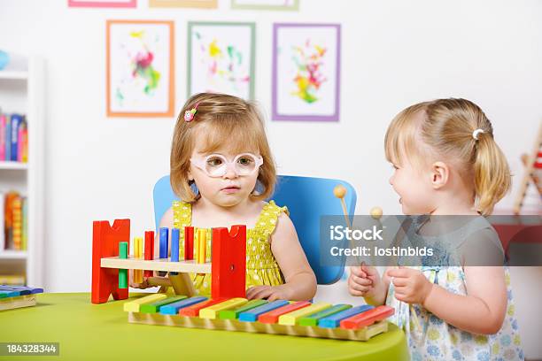 Kleinkinder Mädchengespräch Während Spielen Im Kinderzimmer Ambiente Stockfoto und mehr Bilder von Kind
