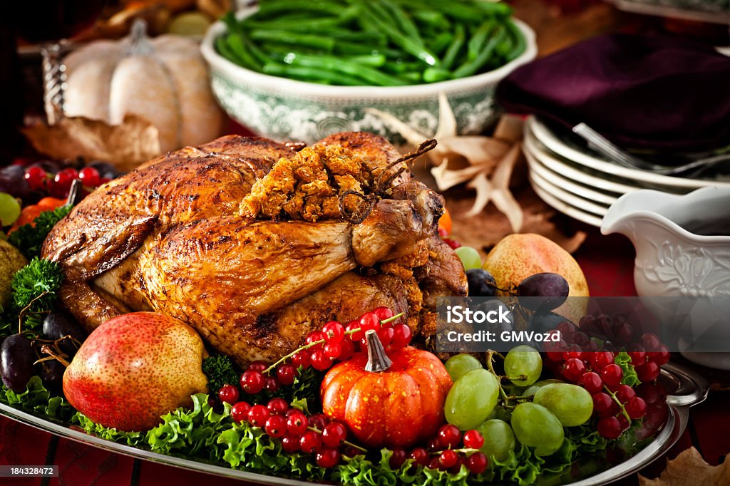 Thanksgiving-Abendessen mit Gefüllter Truthahn und Beilagen - Lizenzfrei Gestopft Stock-Foto