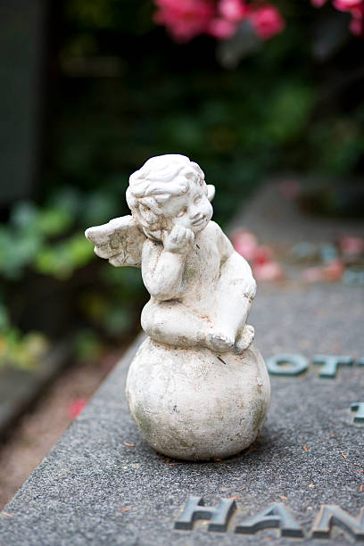 istock Small white angel statue on a tombstone 184328663