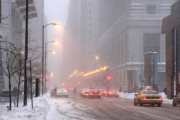 Foggy rano wzdłuż ulic miasta w Chicago – zdjęcie