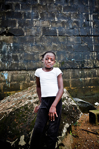 niña africana sobre roca - brick wall homelessness wall begging fotografías e imágenes de stock