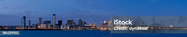 Noche Panorama Liverpool Frente Al Mar Foto de stock y más banco de imágenes de Liverpool - Inglaterra - Liverpool - Inglaterra, Noche, Panorama urbano