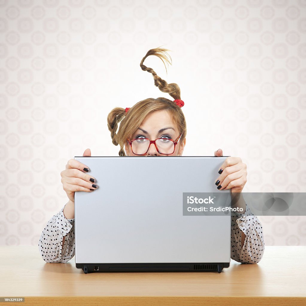 Surpreendido Nerd Mulher de Negócios espreitar por trás do laptop - Royalty-free Computador Foto de stock