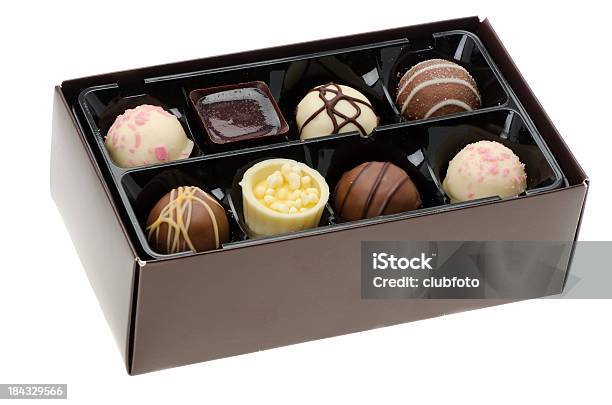 Schachtel Luxuspralinen Stockfoto und mehr Bilder von Schokolade - Schokolade, Schachtel, Freisteller – Neutraler Hintergrund