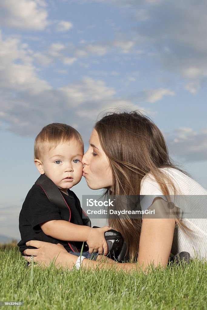 ベビー押しながら母親にキスをするカメラ - 20代のロイヤリティフリーストックフォト