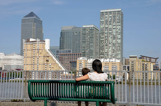 vista de londres - tower hamlets imagens e fotografias de stock