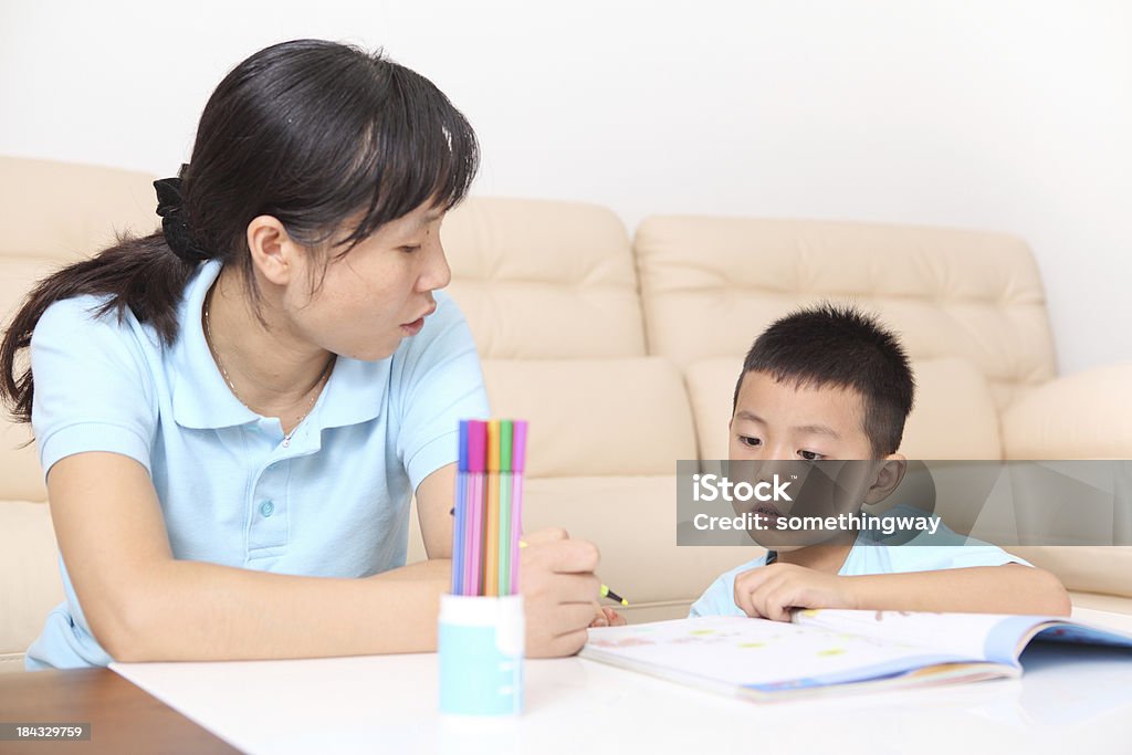 Mutter und fünf Jahre alten Sohn machen Hausaufgaben - Lizenzfrei 4-5 Jahre Stock-Foto