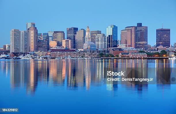 Riflettendo Skyline Di Boston - Fotografie stock e altre immagini di East Boston - East Boston, Ambientazione esterna, Architettura