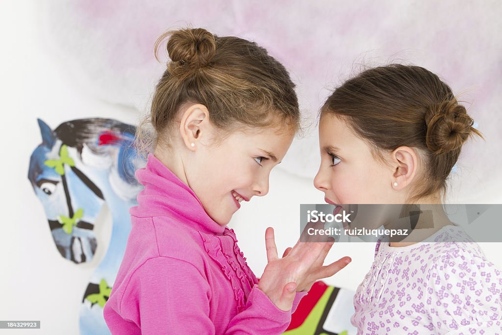 Glückliche Freunde chating im Vergnügungspark-studio shot - Lizenzfrei 4-5 Jahre Stock-Foto