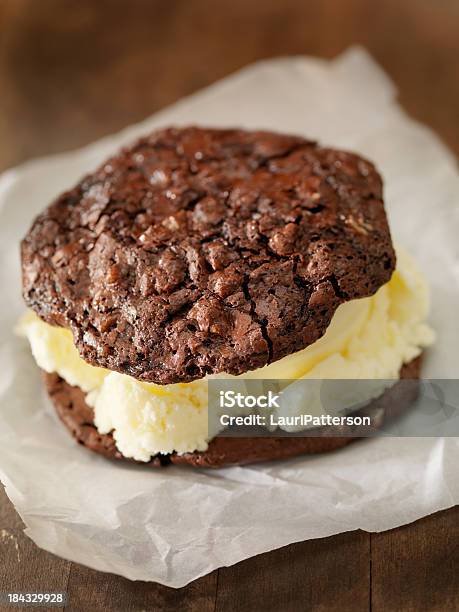 Ice Cream Sandwich - Fotografie stock e altre immagini di Alimentazione non salutare - Alimentazione non salutare, Bibita, Biscotto con gocce di cioccolato