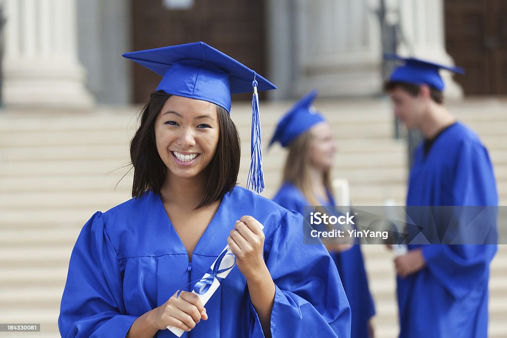 Adolescente mujer agarrando Diploma de escuela secundaria ceremonias de graduación Hz - Foto de stock de Azul libre de derechos