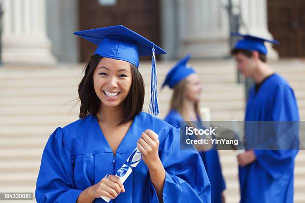 Adolescente Mujer Agarrando Diploma De Escuela Secundaria Ceremonias De Graduación Hz Foto de stock y más banco de imágenes de Azul